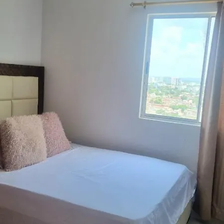 Amoblados Bajo La Sombra Del Omnipotente. Apartamento