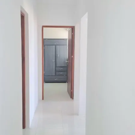 Amoblados Bajo La Sombra Del Omnipotente. Apartamento